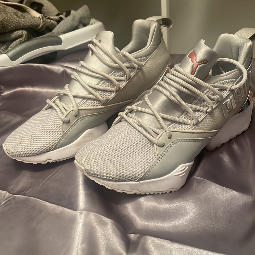 Grey and rose gold Women’s Pumas size 7.5 - Picture 2 of 5